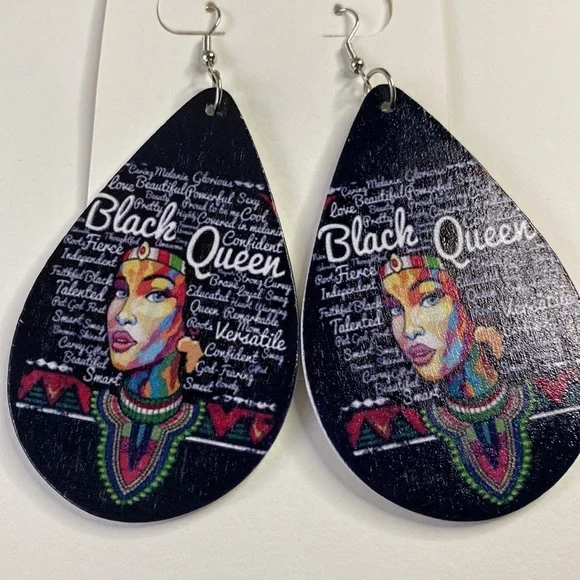 Wooden teardrop earring with “Black Queen” - Picture 2 of 3